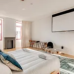 Chic&Basic Tokyo Hoose מלון 3*